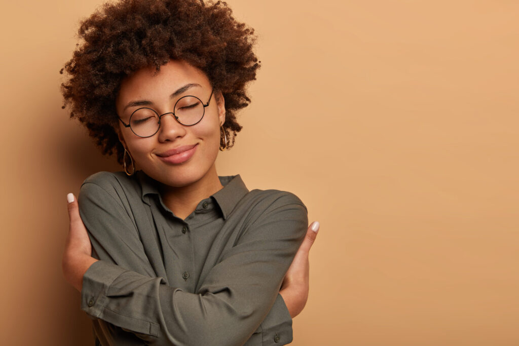 Autoestima em reconstrução: o papel da terapia no amor-próprio Você já se olhou no espelho e sentiu que perdeu a conexão com quem você é? Já se pegou se comparando com os outros, se sentindo inferior, inadequada ou invisível? Se sim, saiba que você não está sozinha — e que existe um caminho possível para reconstruir essa relação com você mesma: a psicoterapia. A autoestima é a forma como você se enxerga, se respeita e se valoriza. Ela influencia tudo: suas escolhas, seus relacionamentos, sua carreira e até sua saúde mental. E quando ela está fragilizada, a vida perde cor, direção e leveza. Sinais de baixa autoestima: Dificuldade de reconhecer suas qualidades Medo excessivo de rejeição ou críticas Perfeccionismo paralisante Se colocar sempre em último lugar Dificuldade de dizer “não” ou impor limites Relações tóxicas por medo de ficar sozinha Sensação constante de não ser boa o bastante Por que a autoestima fica abalada? A autoestima não nasce pronta — ela é construída ao longo da vida, a partir das experiências, relacionamentos, padrões familiares, críticas recebidas e comparações constantes. Traumas, rejeições, cobranças e situações de humilhação marcam profundamente a forma como você passa a se enxergar. E, muitas vezes, você carrega essas feridas sem perceber. Como a psicoterapia ajuda? A terapia é um processo de reconexão com quem você realmente é — por trás das feridas, medos e inseguranças. Durante as sessões, é possível: ✔ Identificar as raízes da baixa autoestima ✔ Ressignificar experiências dolorosas do passado ✔ Desconstruir crenças negativas sobre si mesma ✔ Desenvolver autocompaixão e acolhimento interno ✔ Aprender a colocar limites e reconhecer seu valor ✔ Fortalecer a autoconfiança de forma real e duradoura A psicóloga não vai “te dizer quem você é” — mas vai te ajudar a lembrar de tudo o que você deixou de enxergar em si mesma. Você merece se sentir bem com quem você é A construção do amor-próprio é uma jornada, e você não precisa percorrê-la sozinha. A psicoterapia é um suporte seguro, ético e acolhedor para reconstruir sua autoestima de dentro pra fora. ✨ Se quiser conversar, entender como funciona ou agendar sua primeira sessão, estou à disposição — presencialmente em Uberlândia ou online para todo o Brasil.